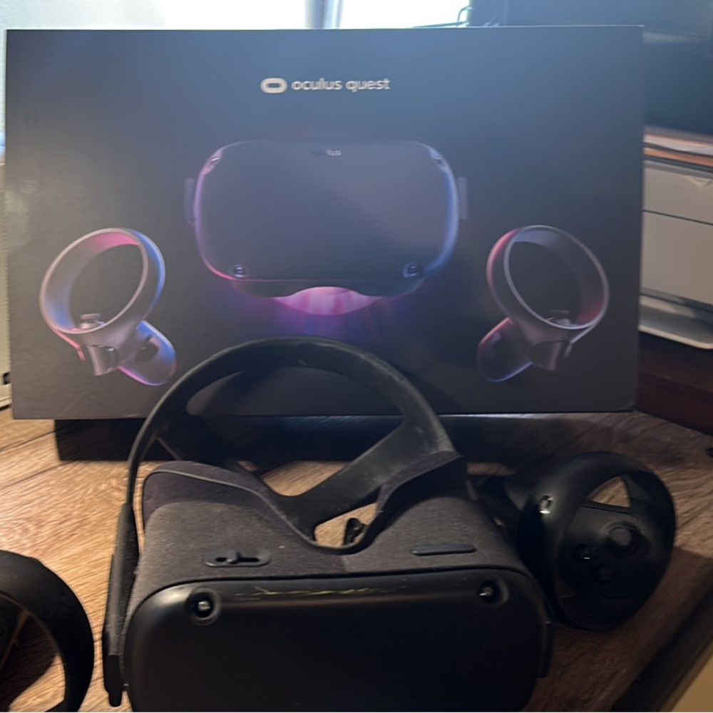 Oculus quest one only use three times no manual like new